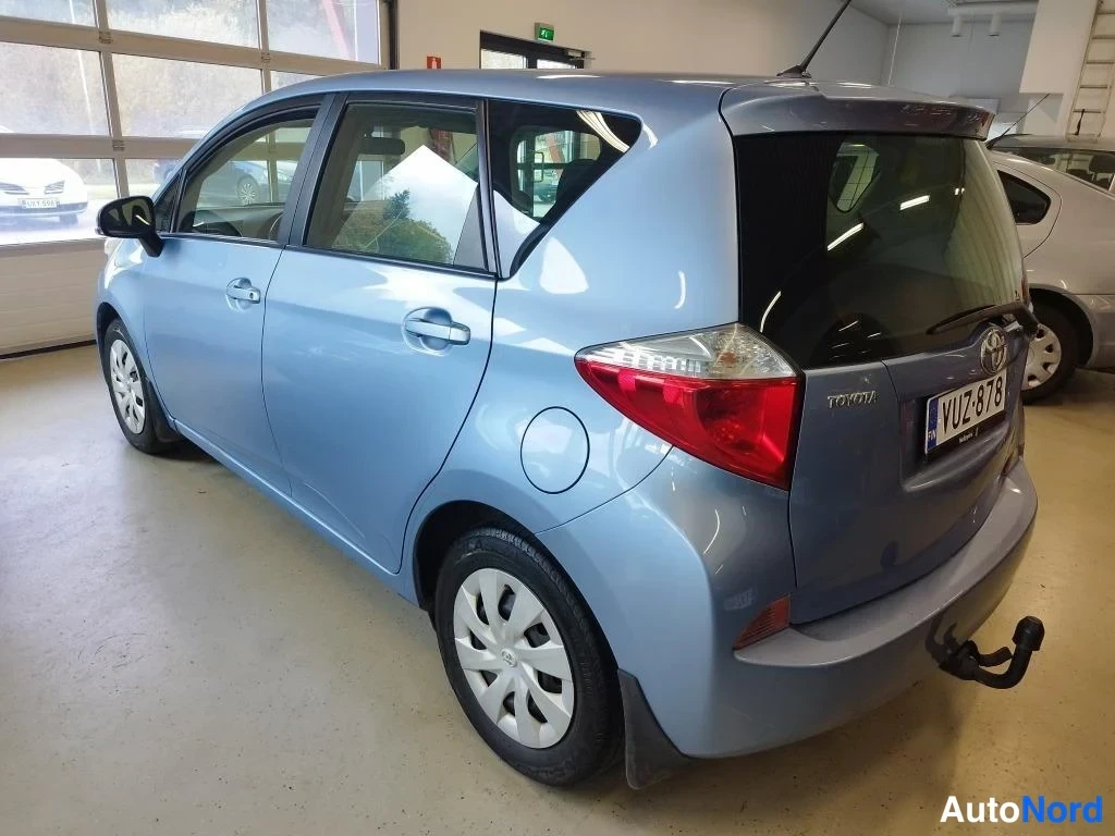 Sininen Toyota Verso-S 2012, takaviisto, kuva 4