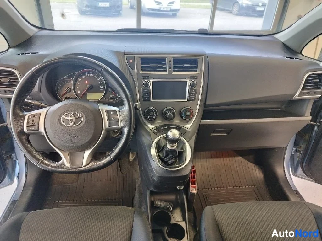 Sininen Toyota Verso-S 2012, ohjaamo, kuva 6