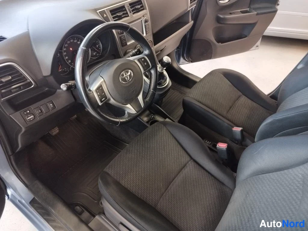 Sininen Toyota Verso-S 2012, etuistuimet, kuva 8