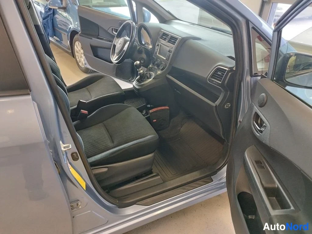 Sininen Toyota Verso-S 2012, ohjaamo, kuva 7
