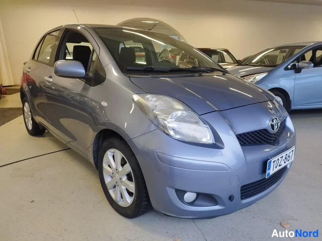 Sininen Toyota Yaris 2011, etuviisto, keula oikealle, kuva 2
