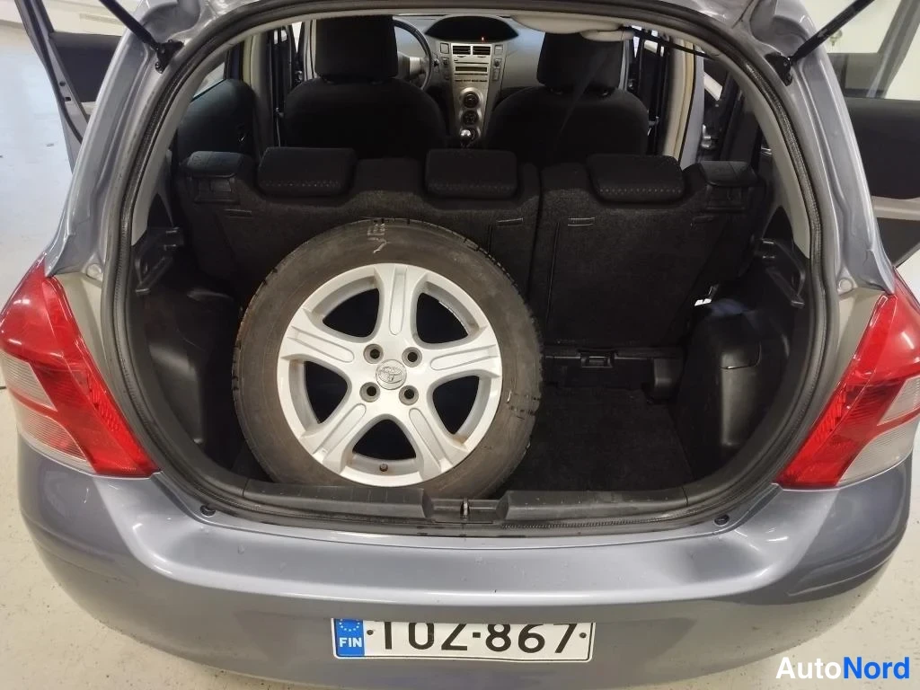 Sininen Toyota Yaris 2011, tavaratila, kuva 11