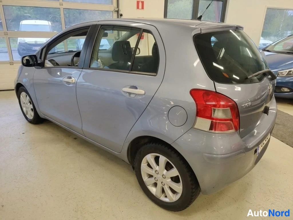 Sininen Toyota Yaris 2011, takaviisto, kuva 3