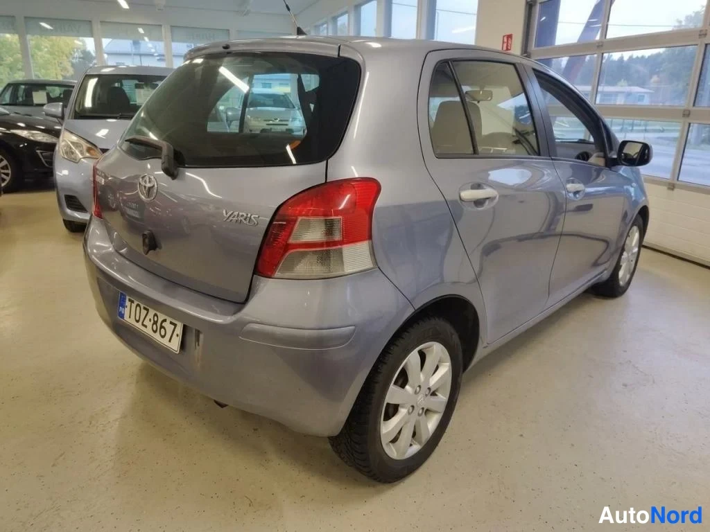 Sininen Toyota Yaris 2011, takaviisto, kuva 4