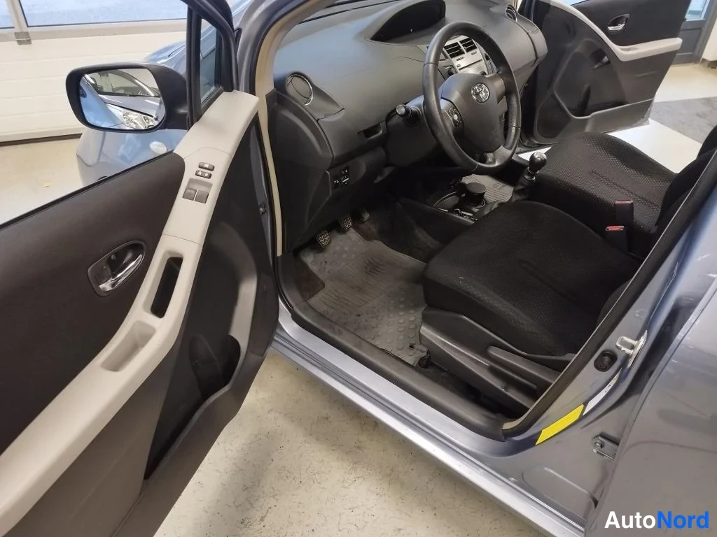 Sininen Toyota Yaris 2011, ohjaamo, kuva 5