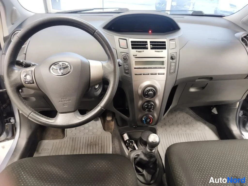 Sininen Toyota Yaris 2011, ohjaamo, kuva 6