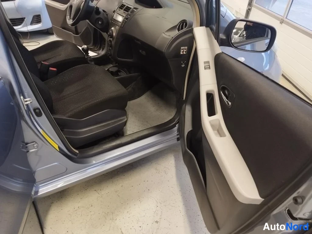 Sininen Toyota Yaris 2011, etuistuimet, kuva 7
