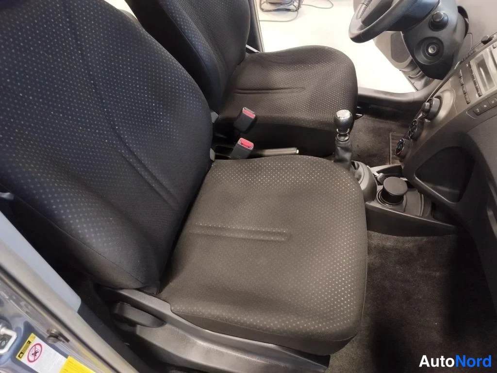 Sininen Toyota Yaris 2011, etuistuimet, kuva 8