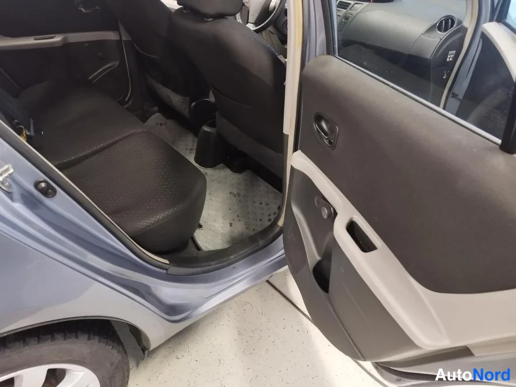 Sininen Toyota Yaris 2011, takaistuimet, kuva 9
