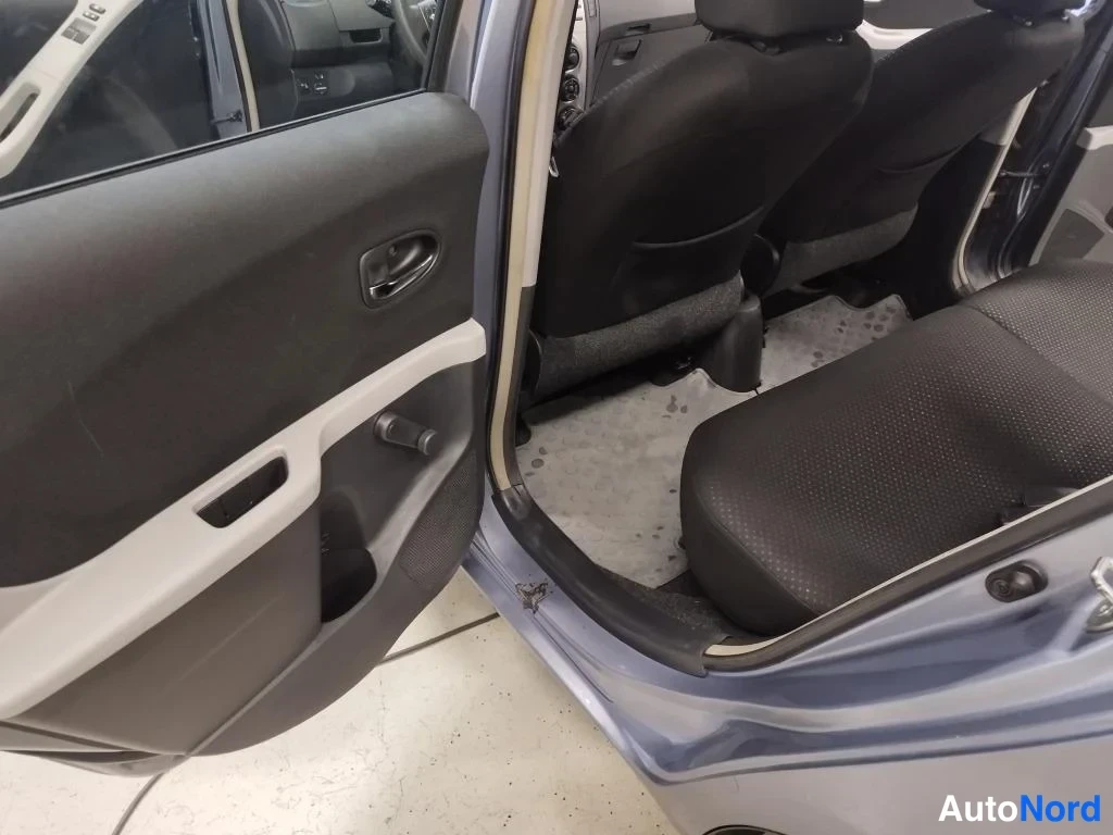 Sininen Toyota Yaris 2011, takaistuimet, kuva 10