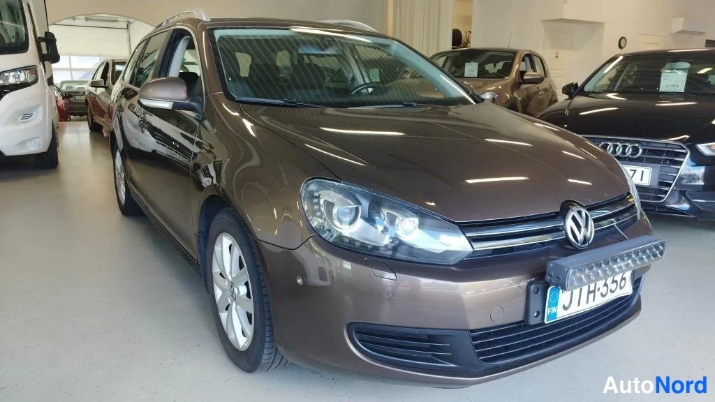 Ruskea Volkswagen Golf Variant 2013, etuviisto, keula oikealle, kuva 2
