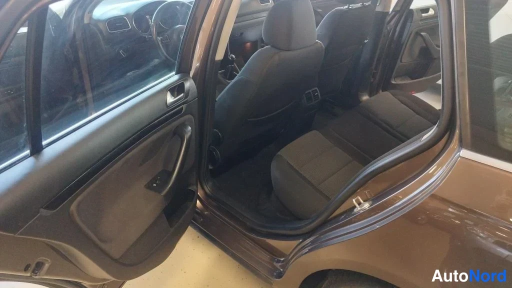 Ruskea Volkswagen Golf Variant 2013, etuistuimet, kuva 9