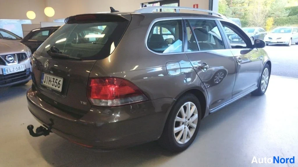 Ruskea Volkswagen Golf Variant 2013, takaviisto, kuva 4