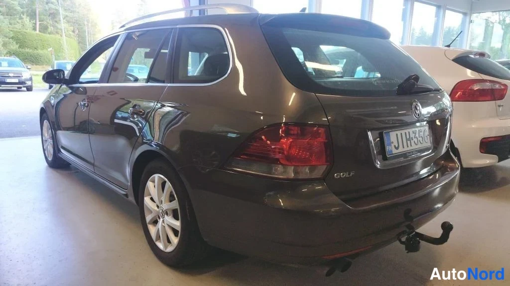 Ruskea Volkswagen Golf Variant 2013, takaviisto, kuva 3