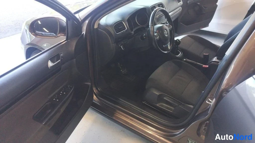 Ruskea Volkswagen Golf Variant 2013, ohjaamo, kuva 5