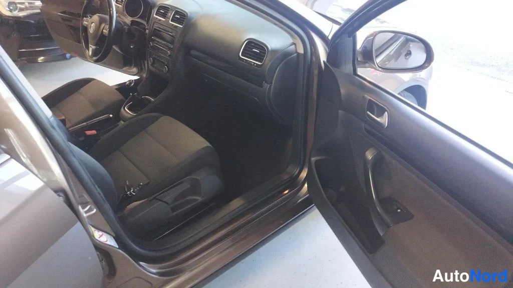Ruskea Volkswagen Golf Variant 2013, ohjaamo, kuva 7