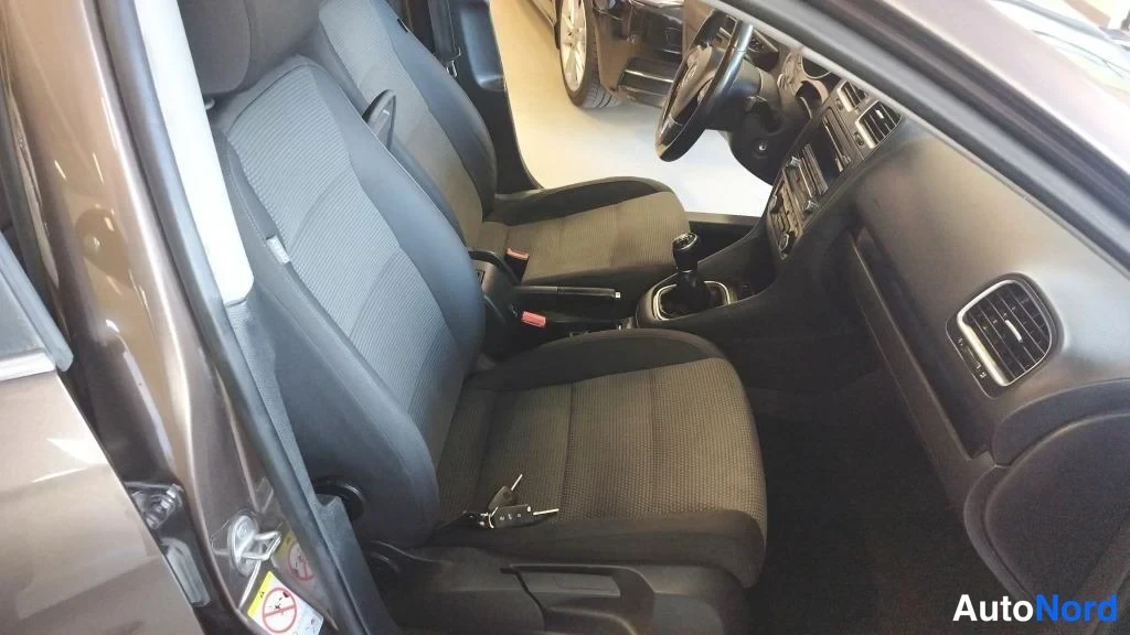 Ruskea Volkswagen Golf Variant 2013, etuistuimet, kuva 8