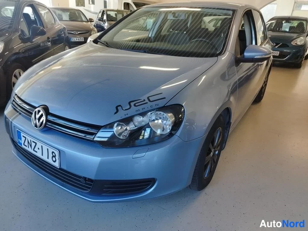 Sininen Volkswagen Golf 2011, etuviisto, keula vasemmalle, kuva 2