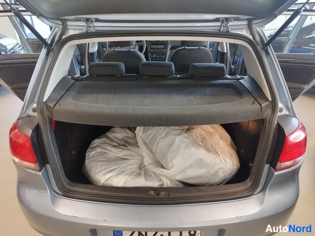 Sininen Volkswagen Golf 2011, tavaratila, kuva 16