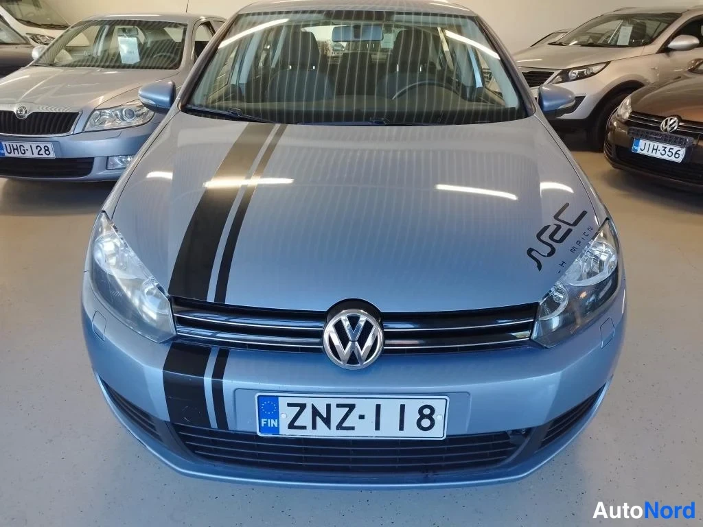 Sininen Volkswagen Golf 2011, edestä, kuva 5