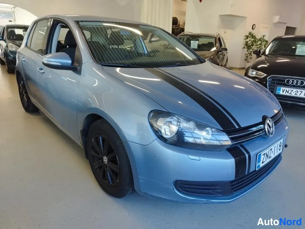 Sininen Volkswagen Golf 2011, etuviisto, keula oikealle, kuva 3