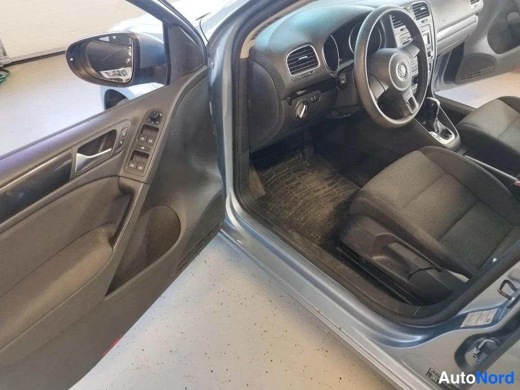 Sininen Volkswagen Golf 2011, ohjaamo, kuva 9