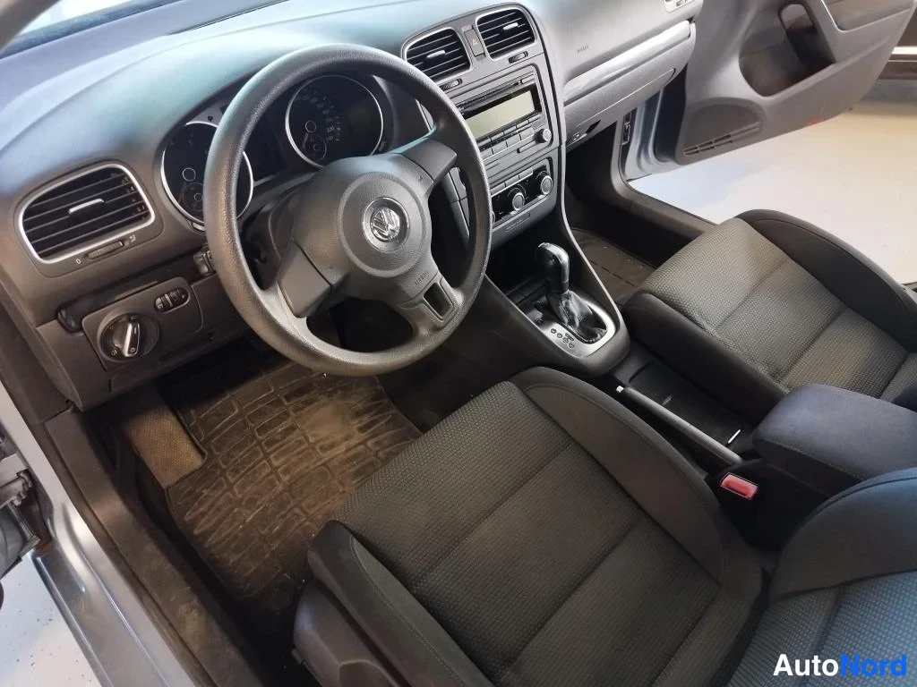 Sininen Volkswagen Golf 2011, ohjaamo, kuva 10