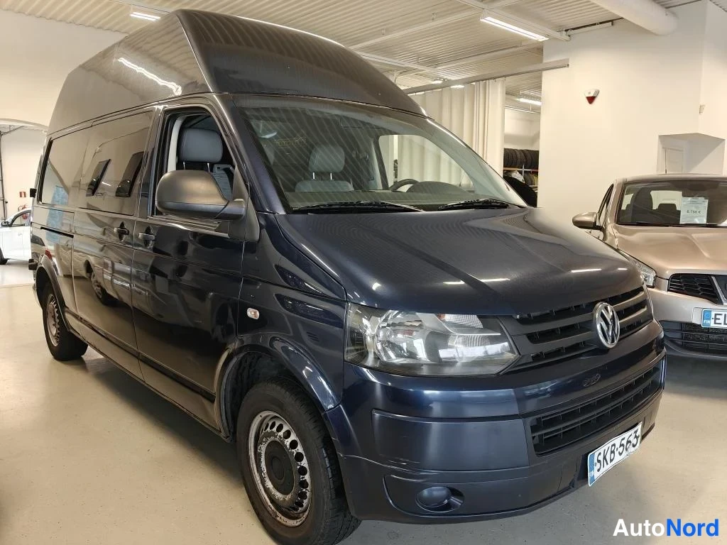 Sininen Volkswagen Transporter 2010, etuviisto, keula oikealle, kuva 2