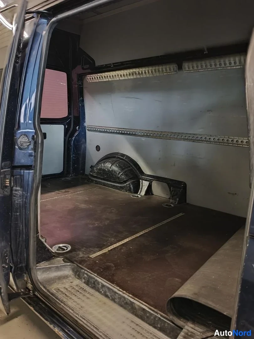 Sininen Volkswagen Transporter 2010, tavaratila, kuva 9