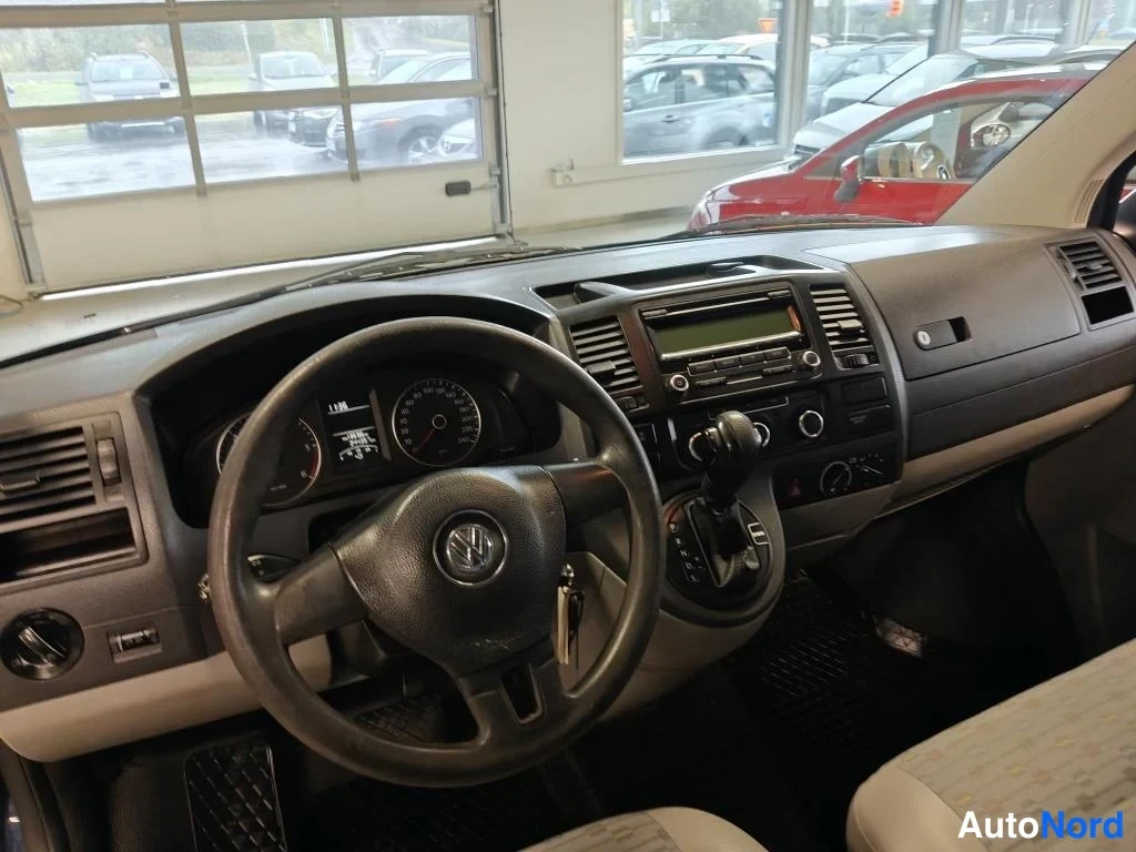Sininen Volkswagen Transporter 2010, ohjaamo, kuva 7