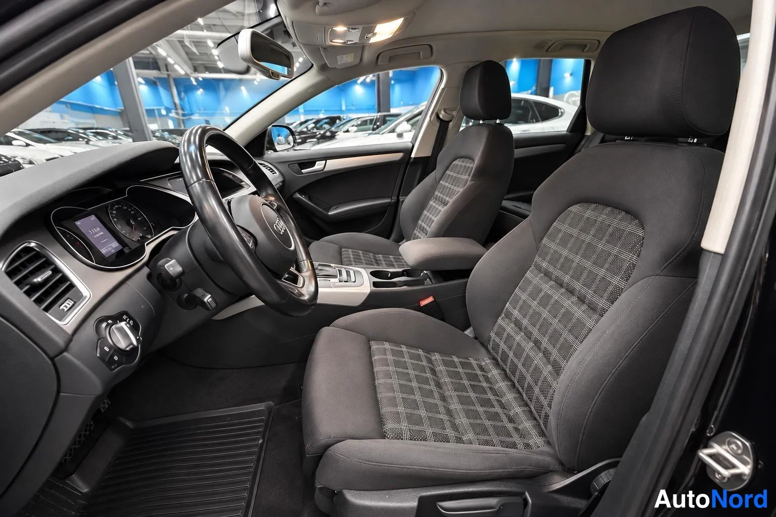 Harmaa Audi A4 2012, etuistuimet, kuva 3