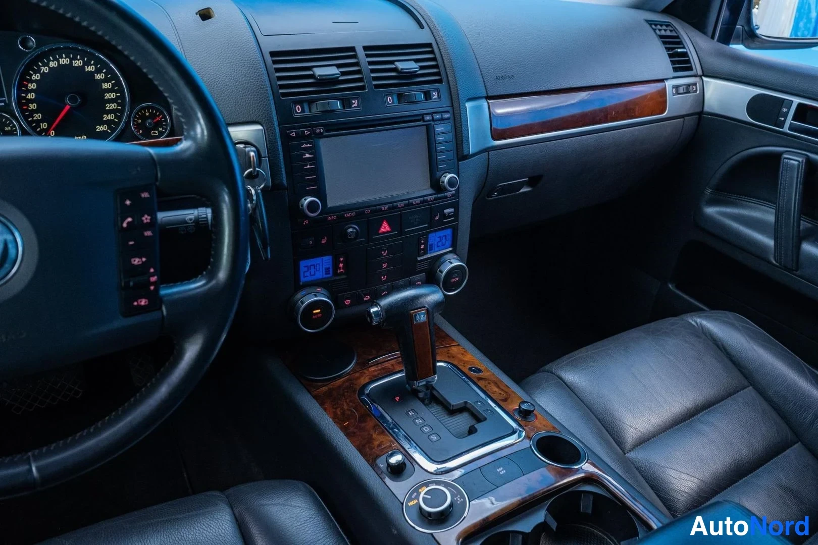Musta Volkswagen Touareg 2005, ohjaamo, kuva 8