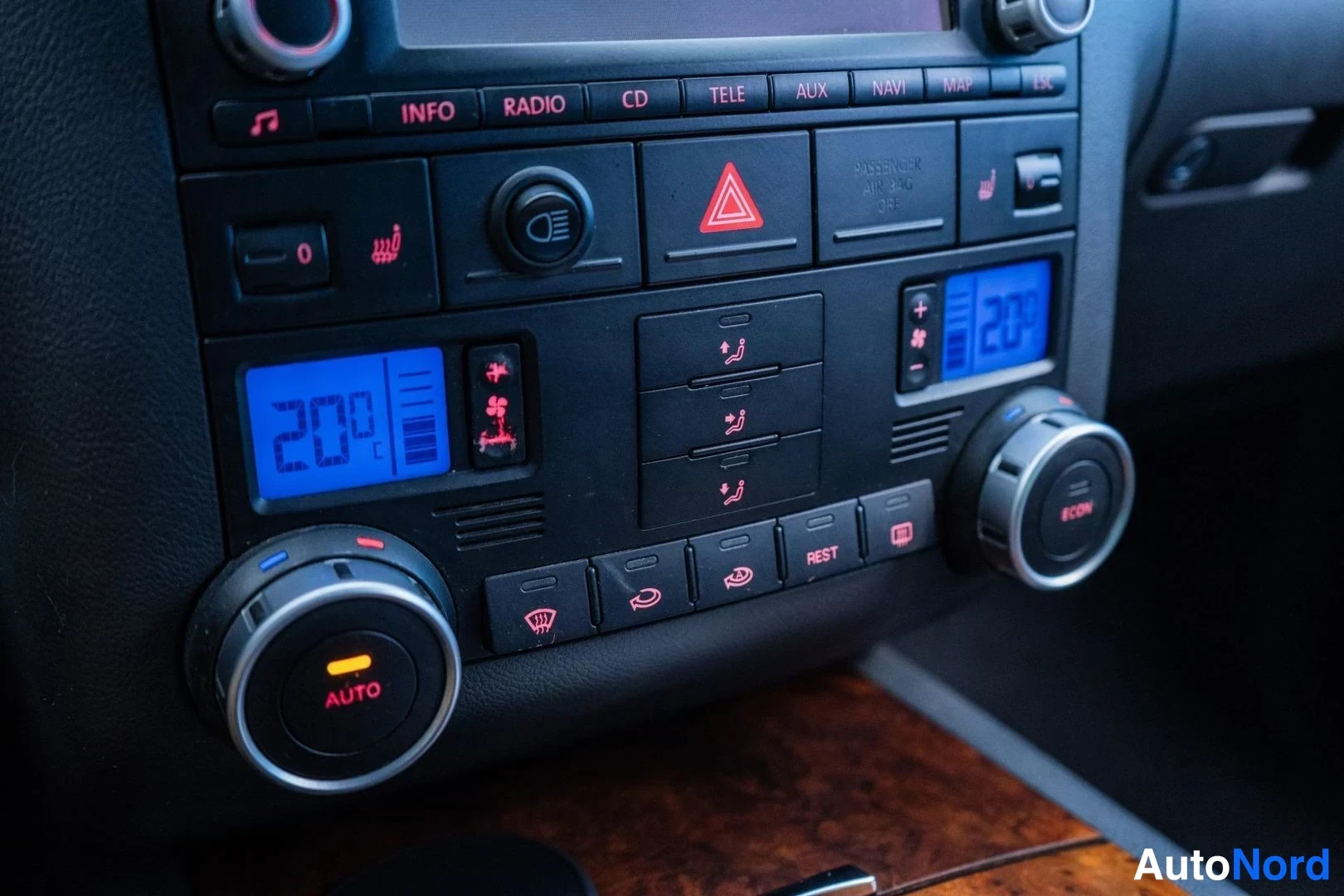 Musta Volkswagen Touareg 2005, yksityiskohta, kuva 13