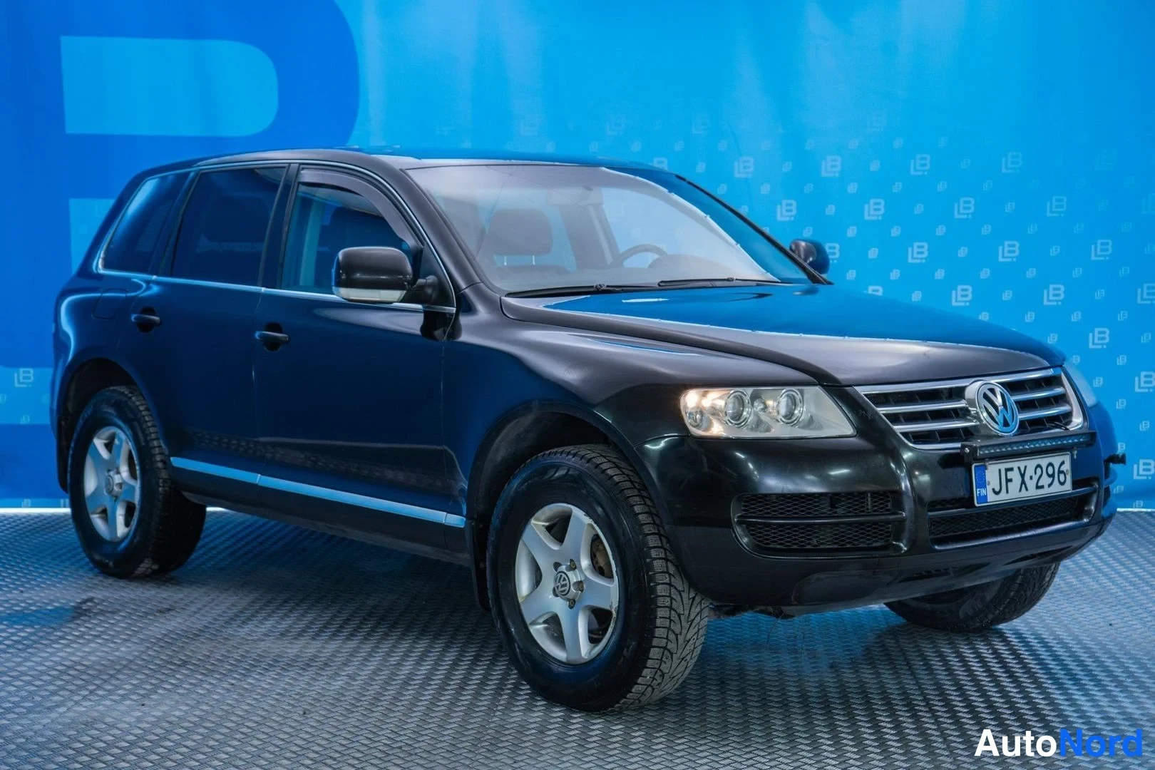 Musta Volkswagen Touareg 2005, etuviisto, keula oikealle, kuva 3