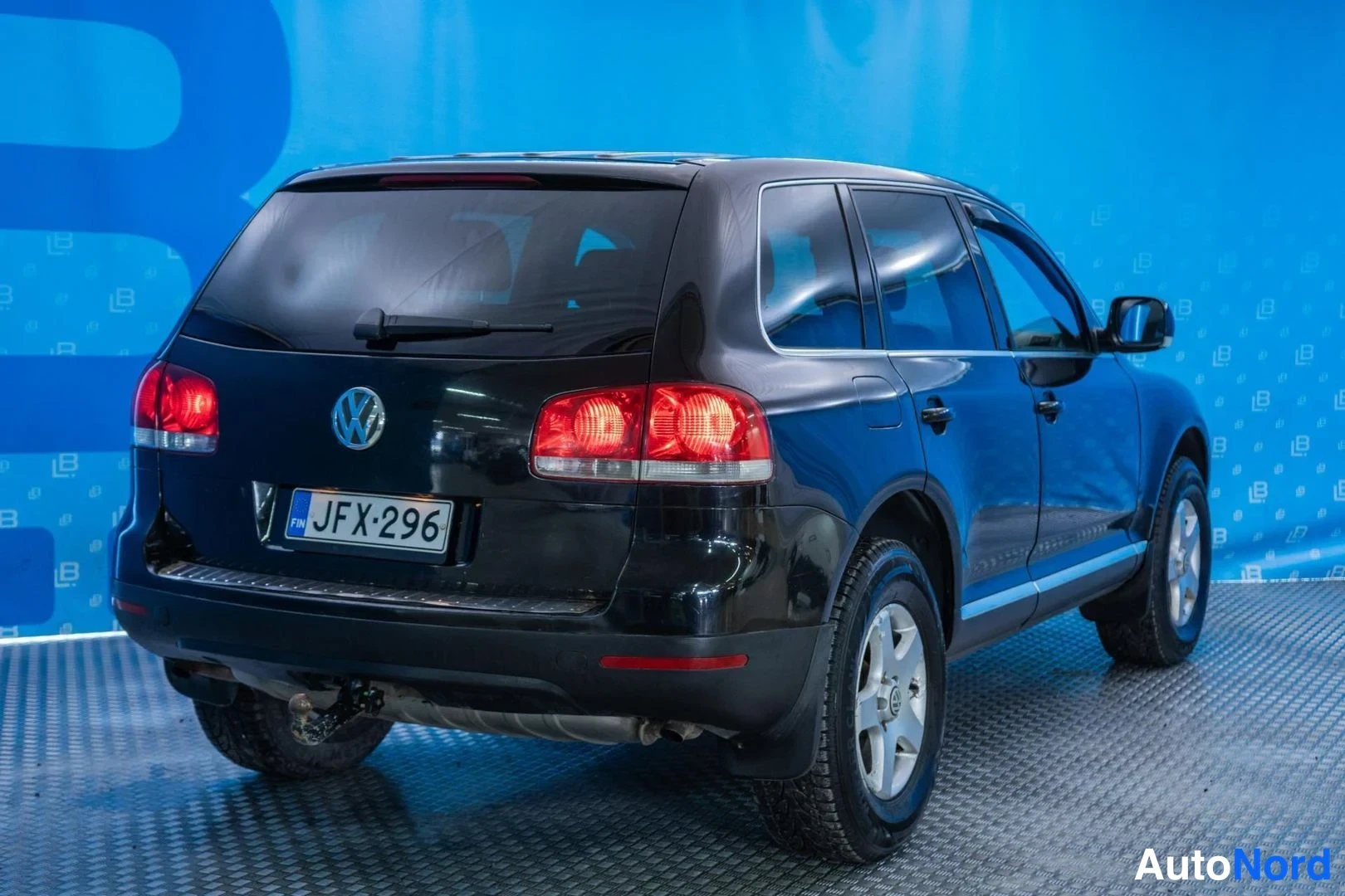 Musta Volkswagen Touareg 2005, takaviisto, kuva 5