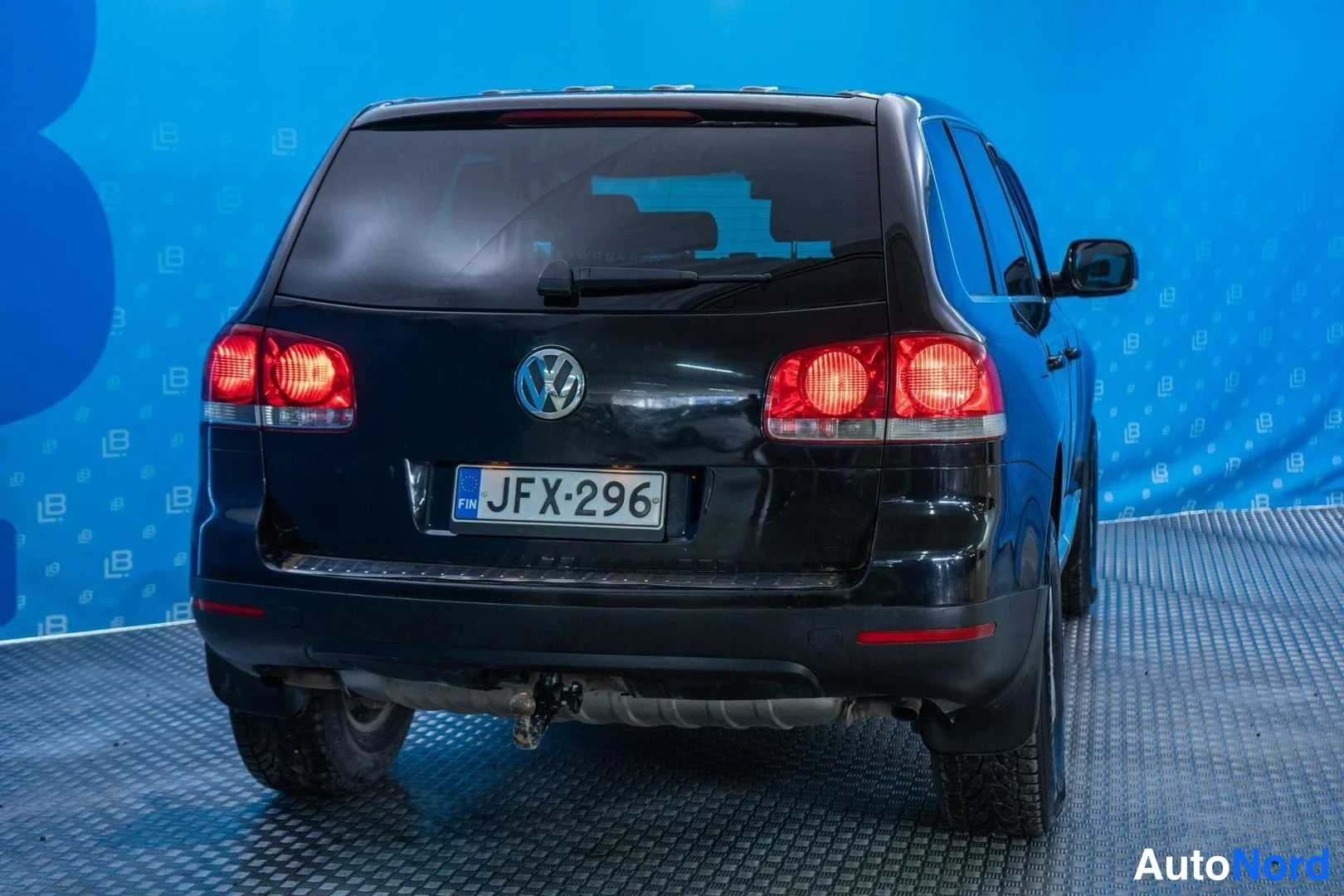 Musta Volkswagen Touareg 2005, takaa, kuva 6