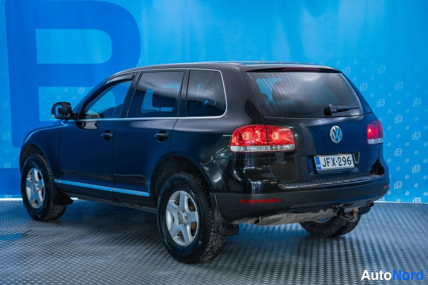 Musta Volkswagen Touareg 2005, takaviisto, kuva 4