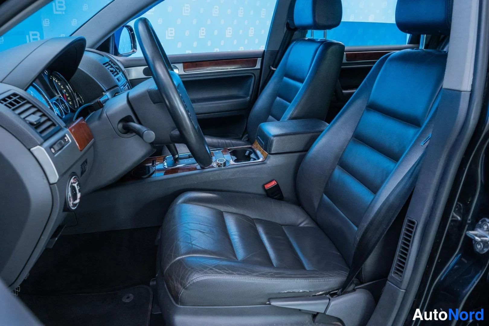 Musta Volkswagen Touareg 2005, etuistuimet, kuva 10