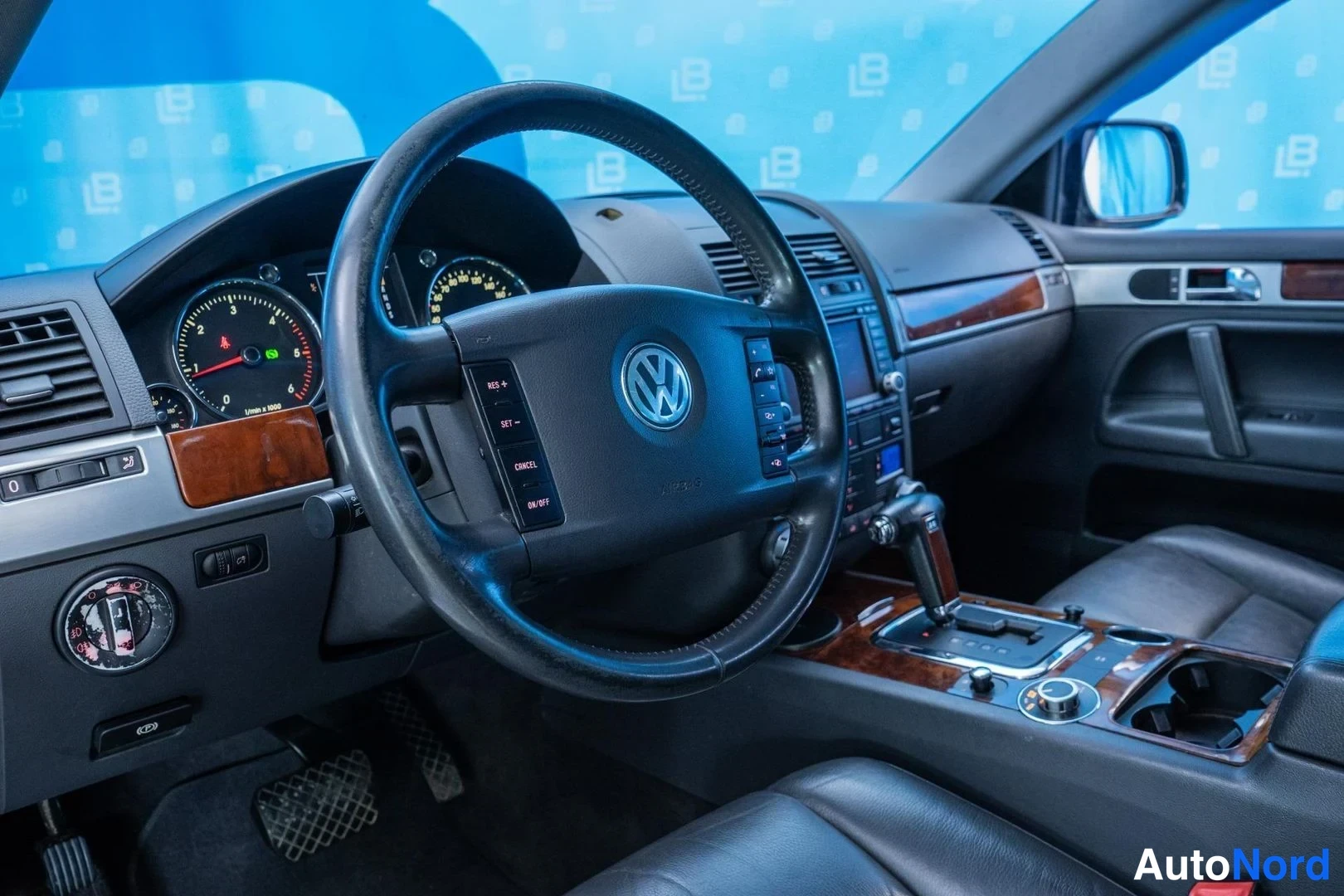Musta Volkswagen Touareg 2005, ohjaamo, kuva 7