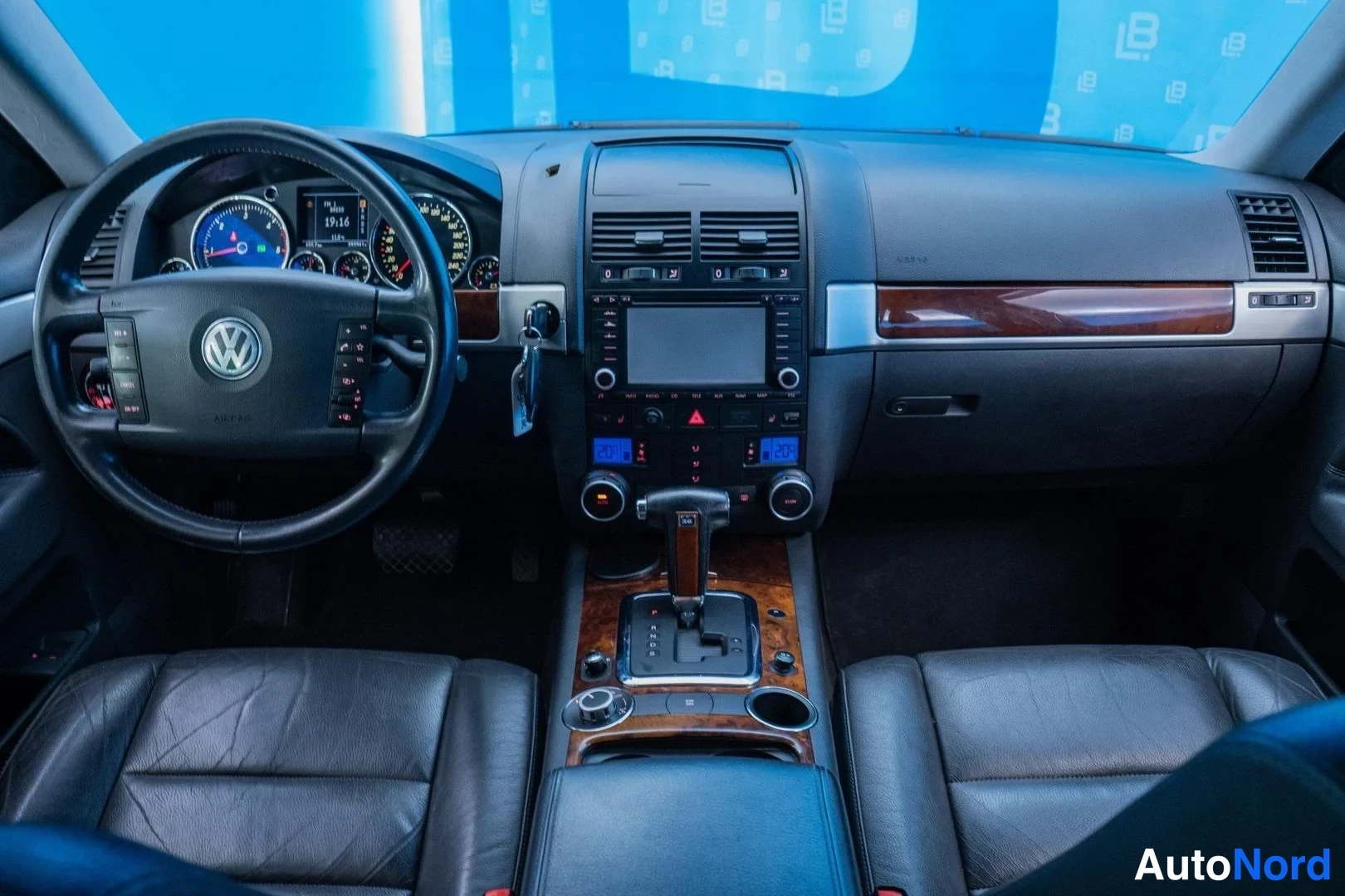 Musta Volkswagen Touareg 2005, ohjaamo, kuva 9