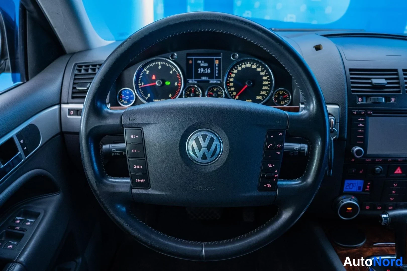 Musta Volkswagen Touareg 2005, yksityiskohta, kuva 16