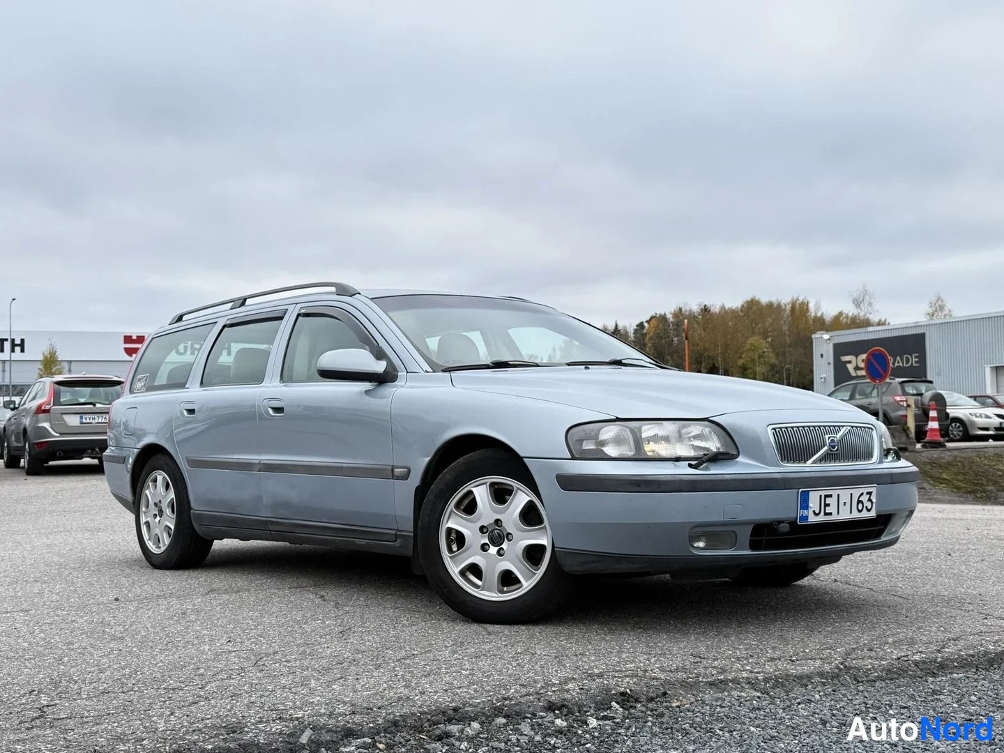 Sininen Volvo V70 2000, etuviisto, keula oikealle, kuva 2