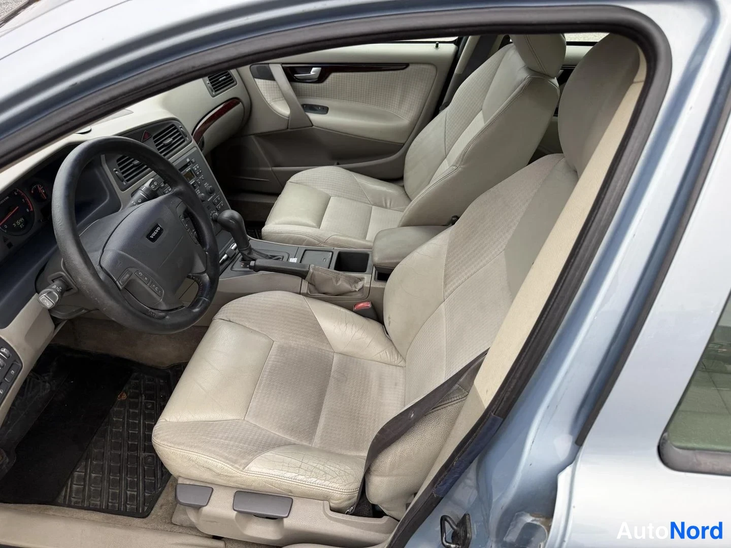 Sininen Volvo V70 2000, etuistuimet, kuva 8