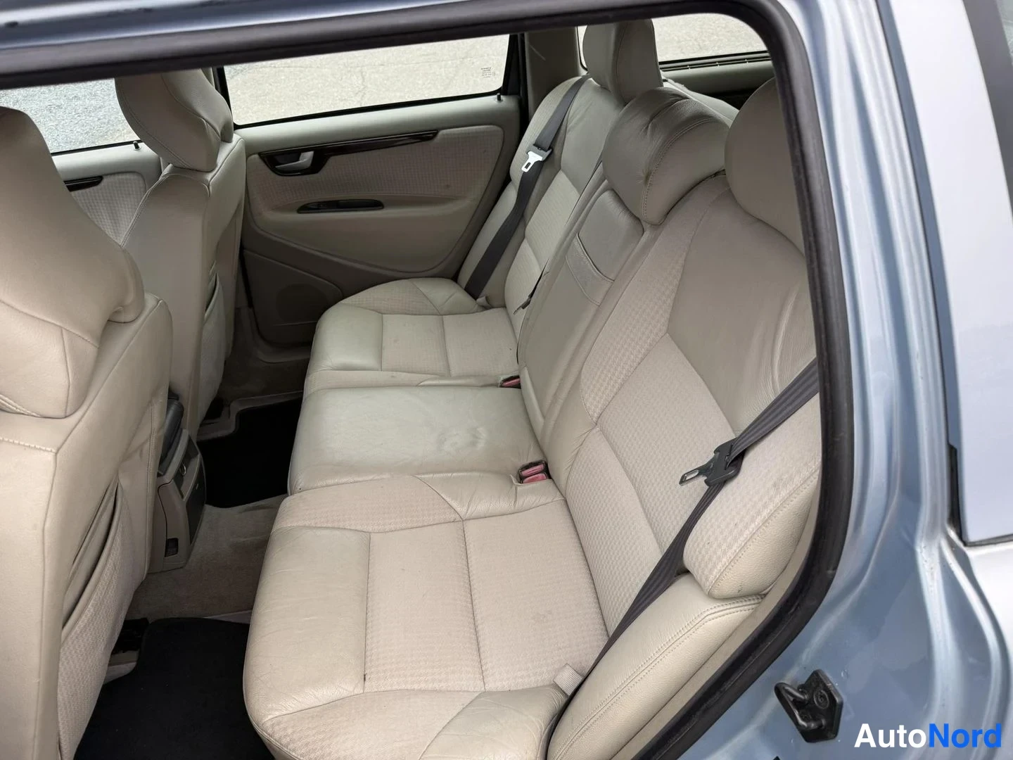 Sininen Volvo V70 2000, takaistuimet, kuva 10
