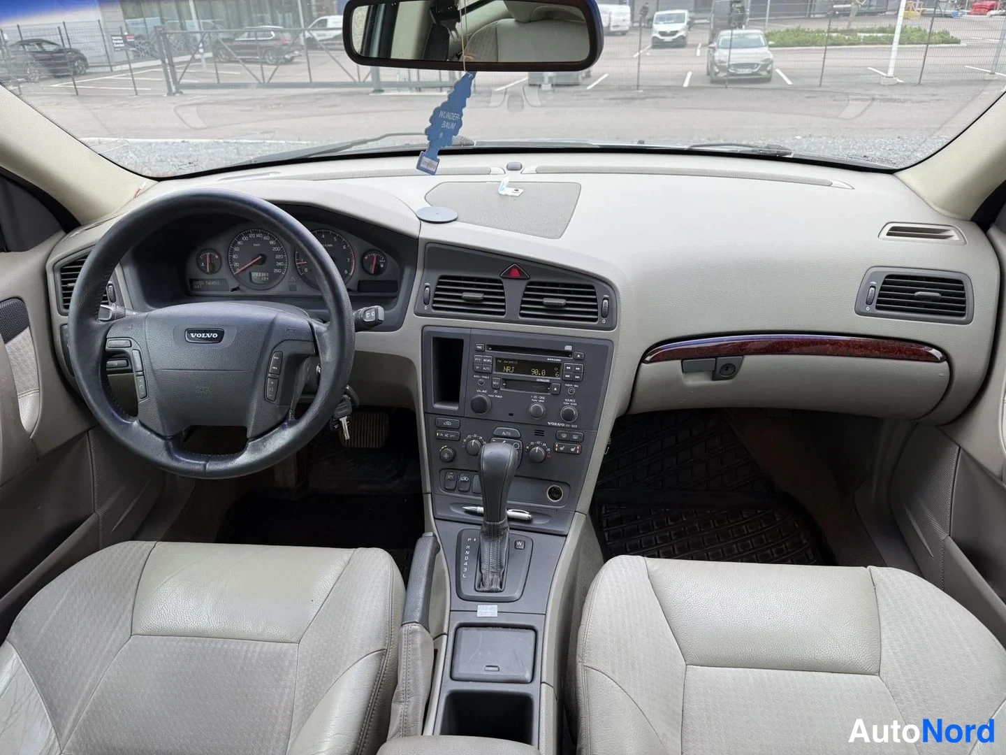 Sininen Volvo V70 2000, ohjaamo, kuva 6