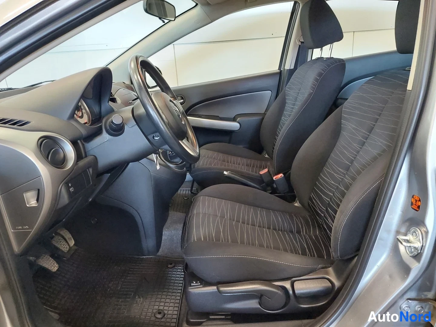 Grå Mazda 2 2011, framsäten, bild 12