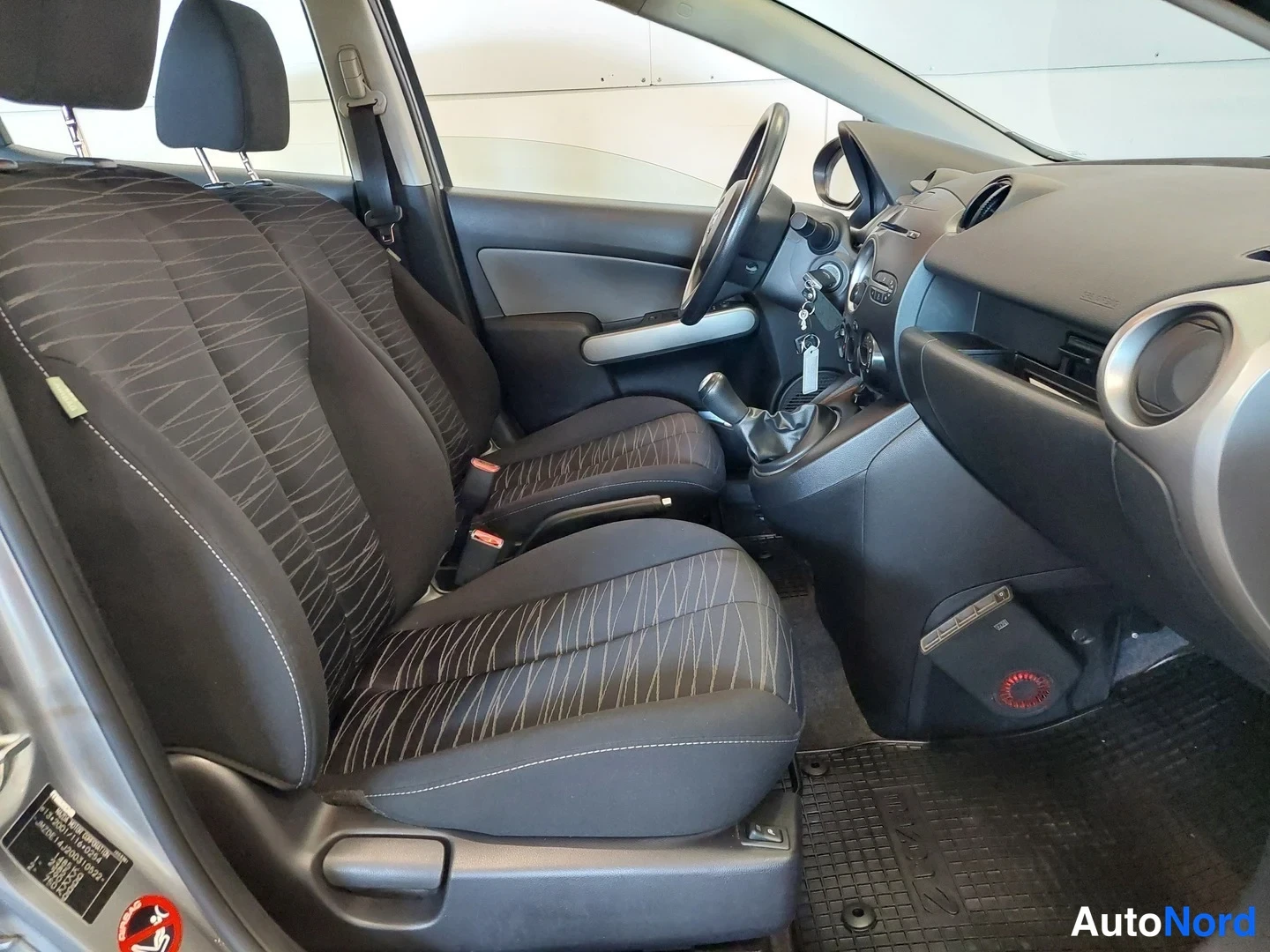 Grå Mazda 2 2011, framsäten, bild 11