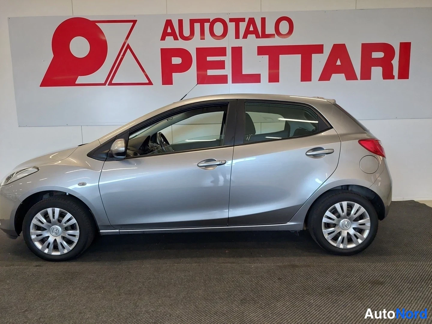 Grå Mazda 2 2011, snett framifrån, fronten åt vänster, bild 2