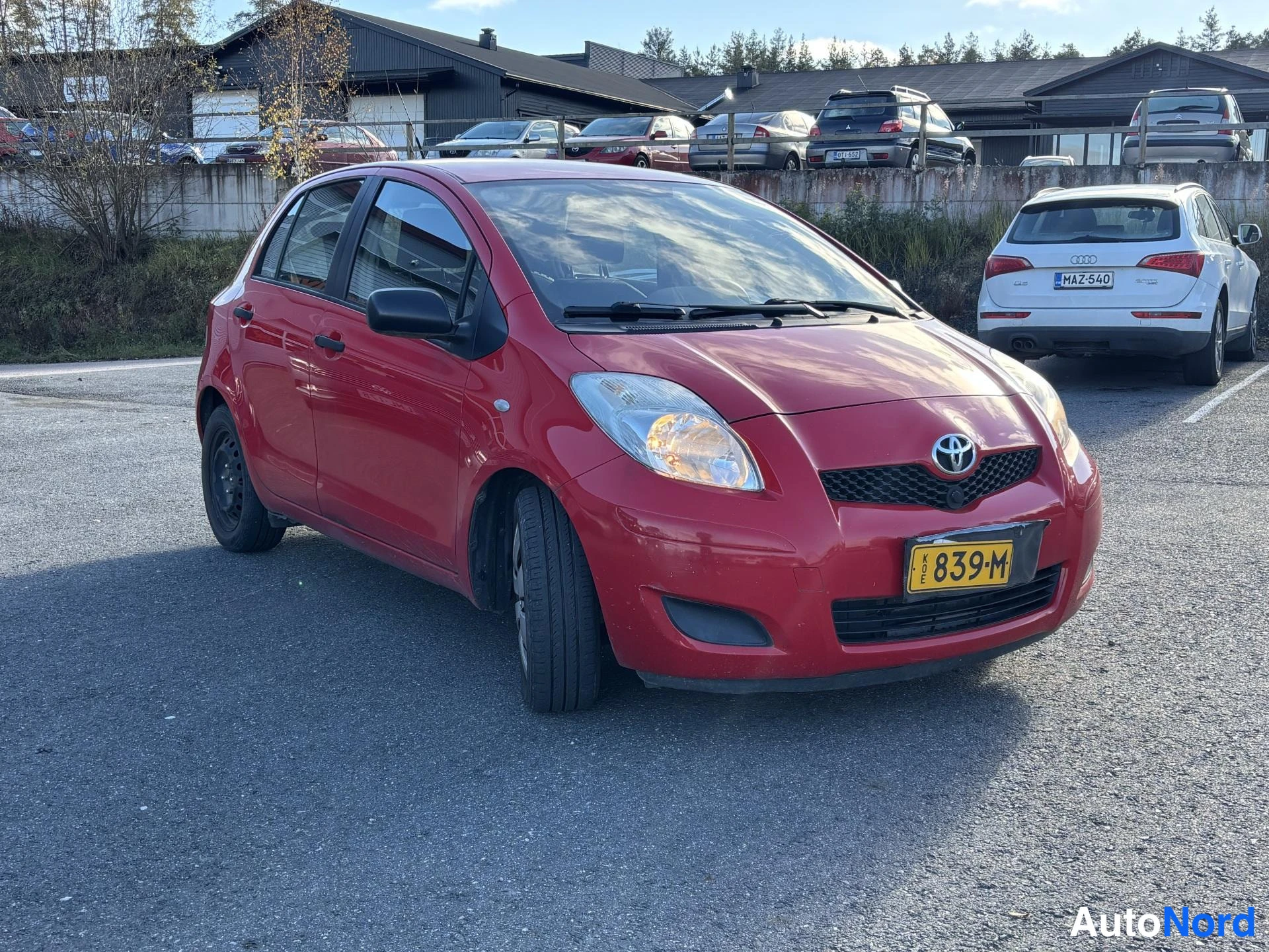 Punainen Toyota Yaris 2011, etuviisto, keula oikealle, kuva 2