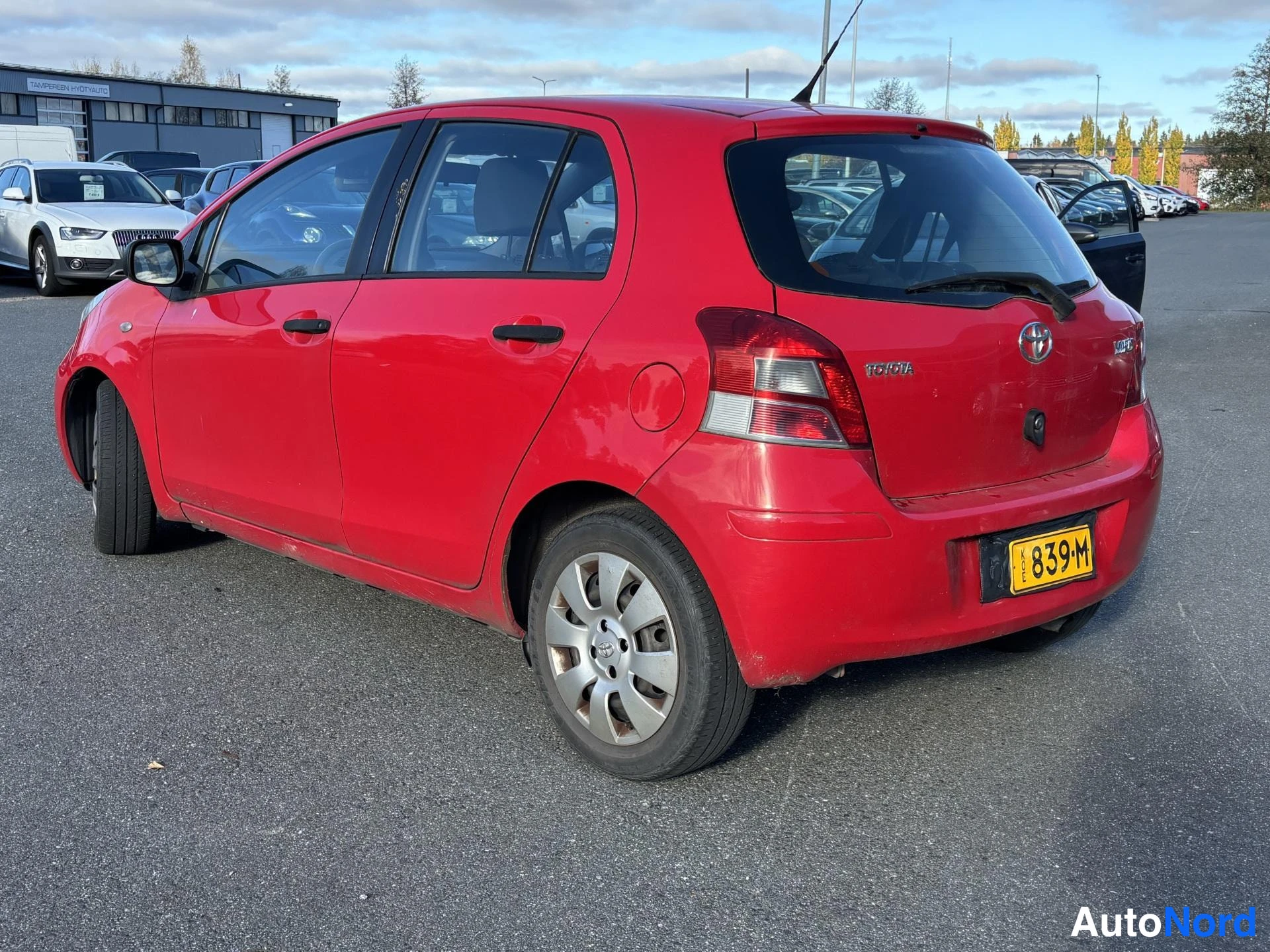 Punainen Toyota Yaris 2011, takaviisto, kuva 3